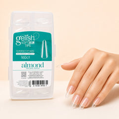 Mano sosteniendo Gelish Soft Gel Tips Medium Almond