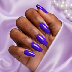 Gelish Soft Gel Tips Medium Coffin en uso durante la aplicación