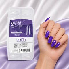 Mano sosteniendo Gelish Soft Gel Tips Medium Coffin
