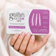 Mano sosteniendo Gelish Soft Gel Tips Medium Coffin