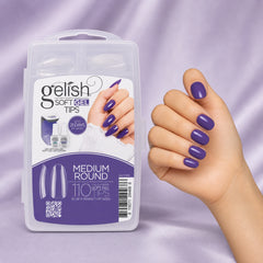 Mano sosteniendo Gelish Soft Gel Tips Medium Round