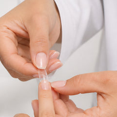 Gelish Soft Gel Tips Medium Round en uso durante la aplicación