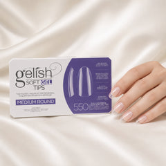 Mano sosteniendo Gelish Soft Gel Tips Medium Round