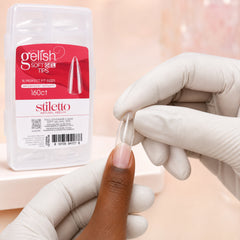 Gelish Soft Gel Tips Medium Stiletto en uso durante la aplicación