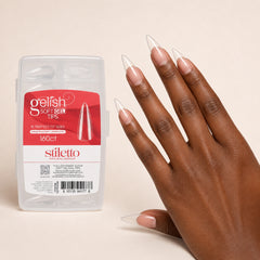 Mano sosteniendo Gelish Soft Gel Tips Medium Stiletto