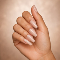 Gelish Soft Gel Tips Nude Medium Coffin en uso durante la aplicación