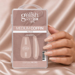 Mano sosteniendo Gelish Soft Gel Tips Nude Medium Coffin