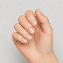Gelish Soft Gel Tips Nude Short Round en uso durante la aplicación