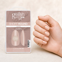 Mano sosteniendo Gelish Soft Gel Tips Nude Short Round