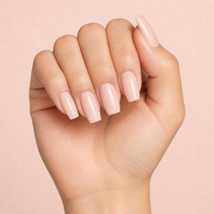 Gelish Soft Gel Tips Pink Nude Medium Coffin en uso durante la aplicación