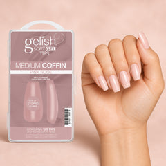 Mano sosteniendo Gelish Soft Gel Tips Pink Nude Medium Coffin