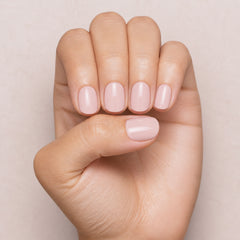 Gelish Soft Gel Tips Pink Nude Short Round en uso durante la aplicación