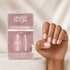 Mano sosteniendo Gelish Soft Gel Tips Pink Nude Short Round