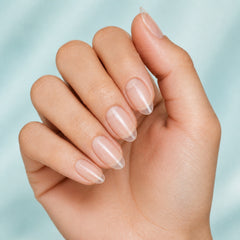 Gelish Soft Gel Tips Short Almond en uso durante la aplicación