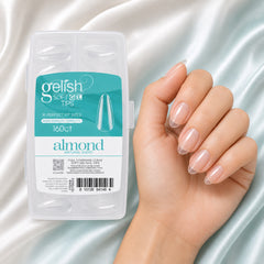 Mano sosteniendo Gelish Soft Gel Tips Short Almond