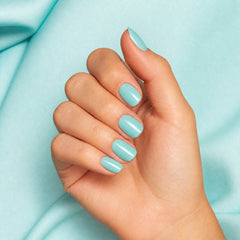 Gelish Soft Gel Tips Short Almond en uso durante la aplicación