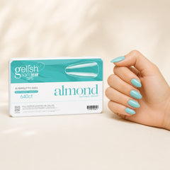 Mano sosteniendo Gelish Soft Gel Tips Short Almond