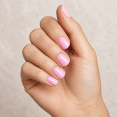 Gelish Soft Gel Tips Short Round en uso durante la aplicación