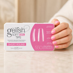 Mano sosteniendo Gelish Soft Gel Tips Short Round