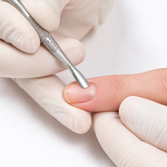 Accesorio Gelish Spoon Pusher & Cuticle Remover 2 en 1 en uso durante la aplicación