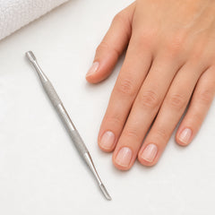 Mano sosteniendo accesorio Gelish Spoon Pusher & Cuticle Remover 2 en 1