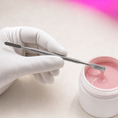 Accesorio Gelish Stir Stick & Cleaner 2 en 1 en uso durante la aplicación