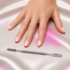 Mano sosteniendo accesorio Gelish Stir Stick & Cleaner 2 en 1