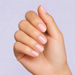 Gelish Structure Gel Brush-On Clear en uso durante la aplicación