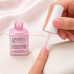 Gelish Structure Gel Brush-On Translucent Pink en uso durante la aplicación