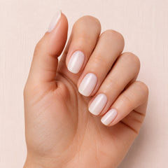Esmalte en gel Gelish Sweet On You, color Blancos acabado Cream en uso durante la aplicación
