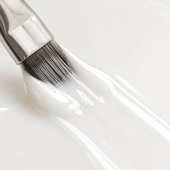 Detalle de esmalte en gel Gelish Sweet On You, color Blancos acabado Cream