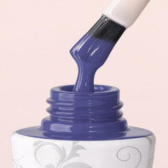 Detalle de esmalte en gel Gelish Up In The Blue, color Morados acabado Cream