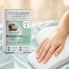 Mano sosteniendo kit Morgan Taylor BareLuxury Energy Coconut & Honeydew
