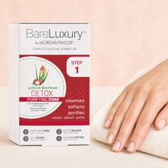 Mano sosteniendo kit Morgan Taylor BareLuxury Lychee & Aloe Flower