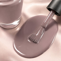 Detalle de esmalte tradicional Morgan Taylor I Or-Chid You Not, color Mauves acabado Cream