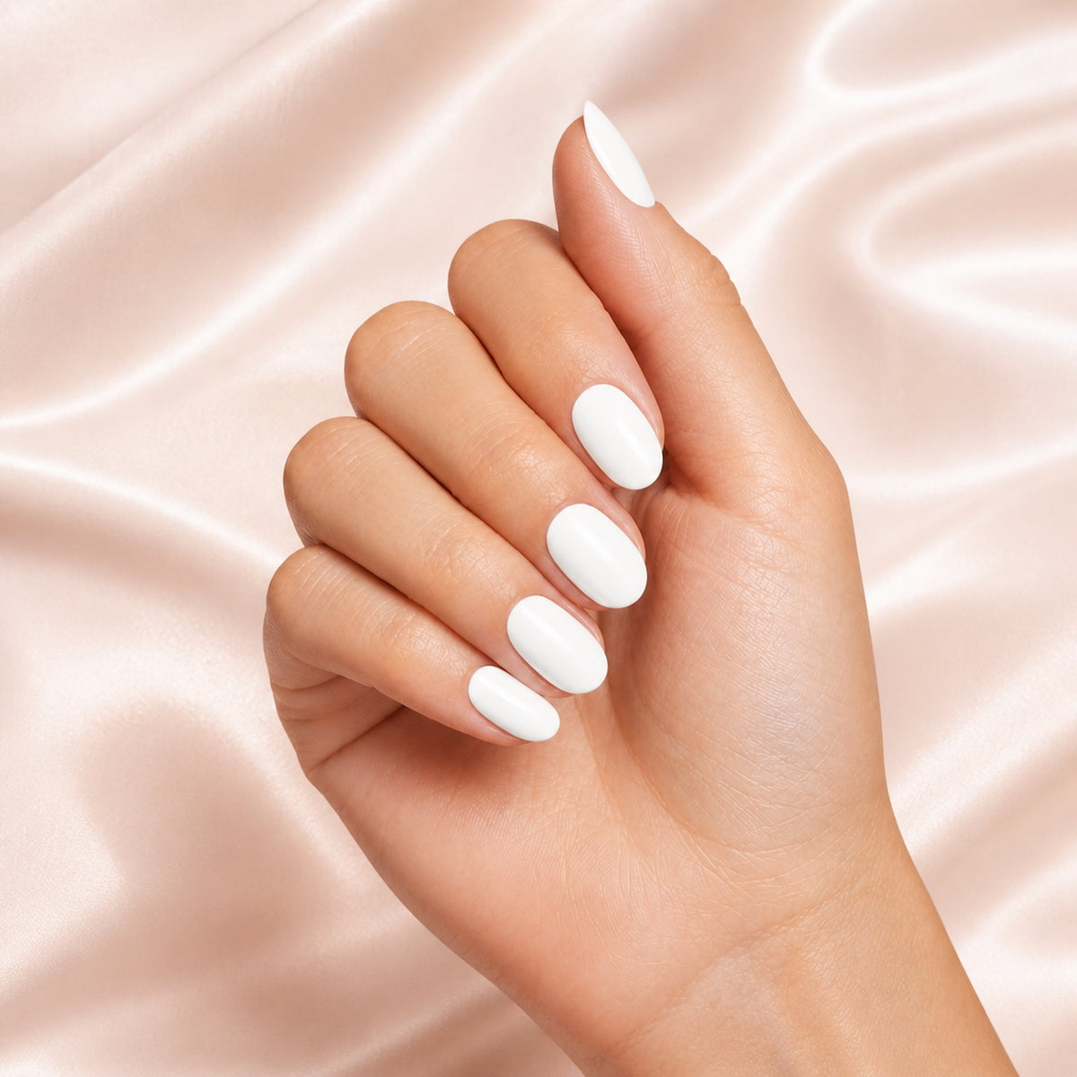 Esmalte tradicional Morgan Taylor Sheek White, color Blancos acabado Cream en uso durante la aplicación