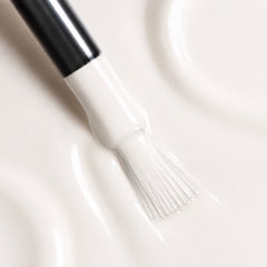 Detalle de esmalte tradicional Morgan Taylor Sheek White, color Blancos acabado Cream