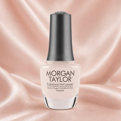 Frasco de esmalte tradicional Morgan Taylor Sweet On You, color Nudes acabado Cream, 15 ml