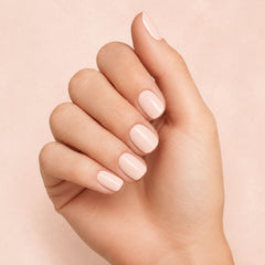 Esmalte tradicional Morgan Taylor Sweet On You, color Nudes acabado Cream en uso durante la aplicación