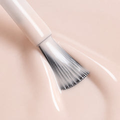 Detalle de esmalte tradicional Morgan Taylor Sweet On You, color Nudes acabado Cream