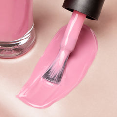Detalle de esmalte tradicional Morgan Taylor You're So Sweet You're Giving Me a Toothache, color Rosas acabado Cream